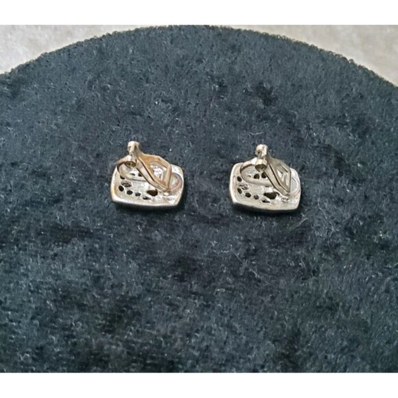 Vintage Silver alloy clip- on earrings feature intricate detailing - Picture 4 of 4